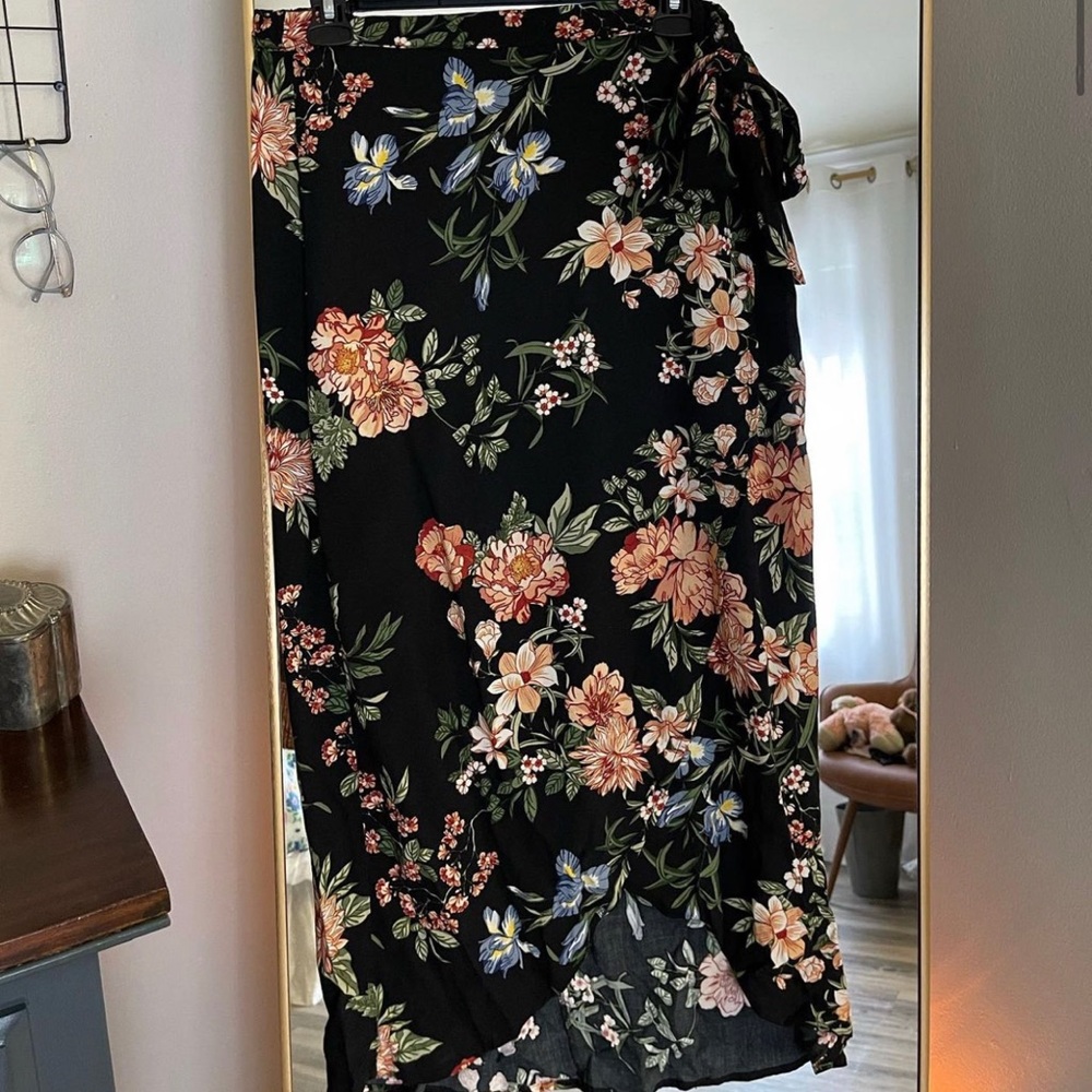 Mossimo midi wrap skirt in a floral print. Size L. True to size!